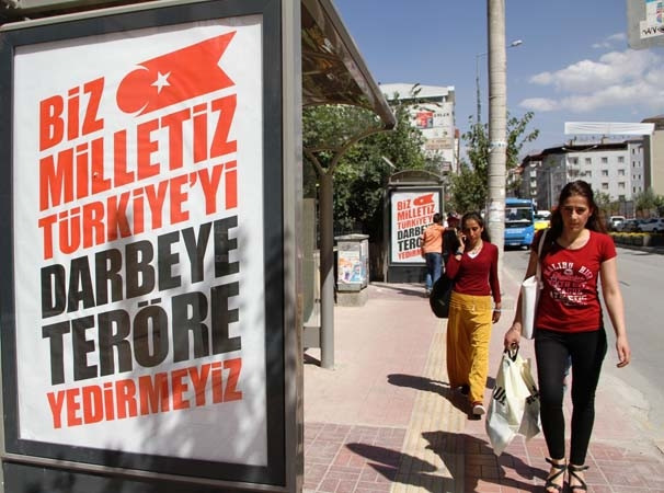 Van'da darbe ve teröre afişli tepki