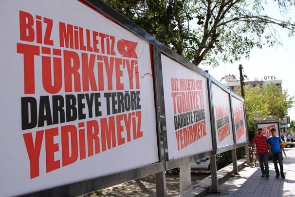 Van'da darbe ve teröre afişli tepki