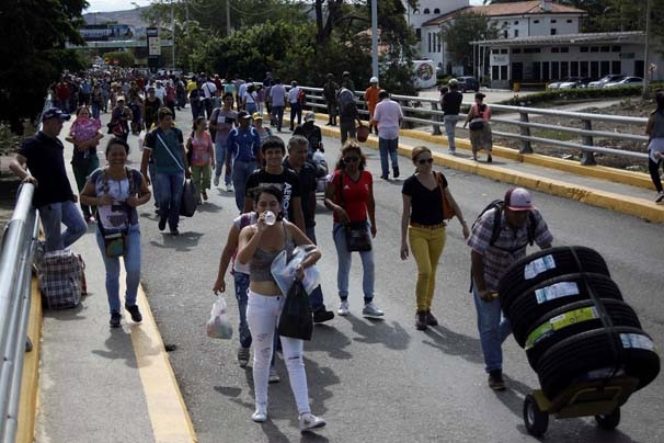 Binlerce Venezuelalı Kolombiya'ya akın etti