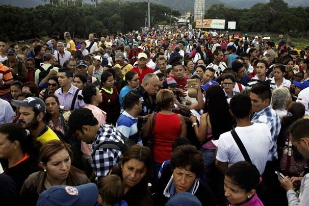 Binlerce Venezuelalı Kolombiya'ya akın etti