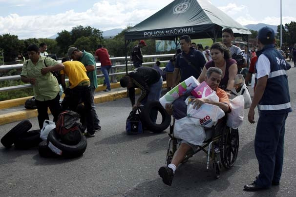 Binlerce Venezuelalı Kolombiya'ya akın etti