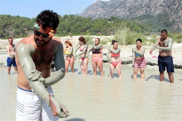 Tatilcilerin çamur banyosu keyfi