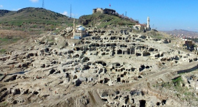 Dünyanın en büyük yeraltı şehri ! 300 kişi çalışıyor