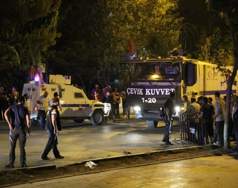 Van'da karakola bombalı araçlı saldırı