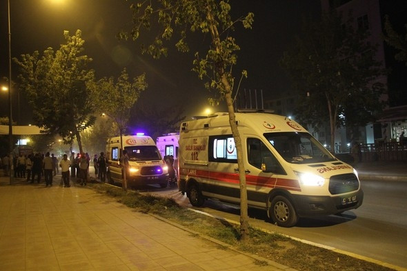 Van'da karakola bombalı araçlı saldırı
