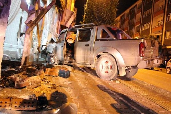 Kaza yaptı, yarı çıplak ve ayakkabısız kaçtı