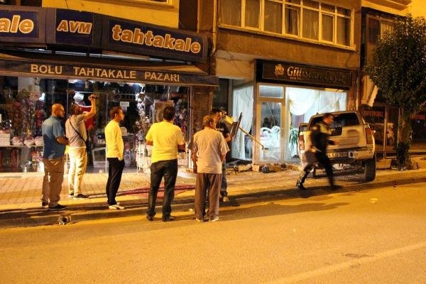 Kaza yaptı, yarı çıplak ve ayakkabısız kaçtı