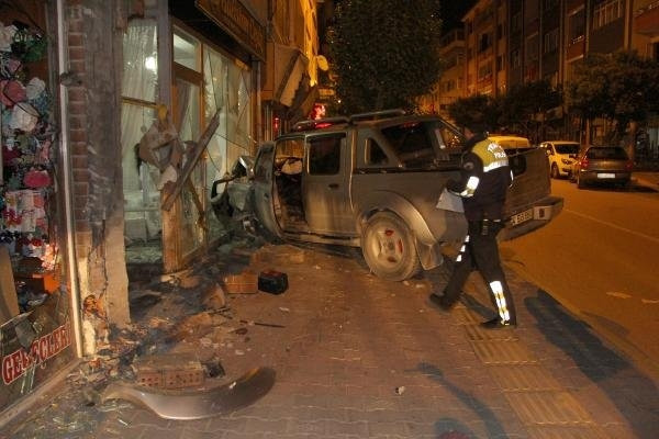 Kaza yaptı, yarı çıplak ve ayakkabısız kaçtı