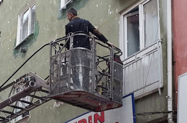 Annesini 243 kere bıçakladı
