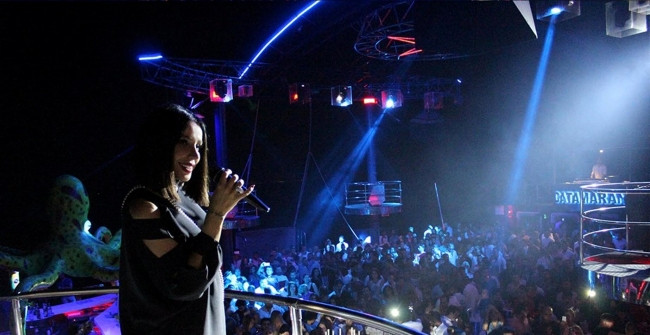 Gülşen Club Catamaran’da Güzelliğiyle Mest Etti