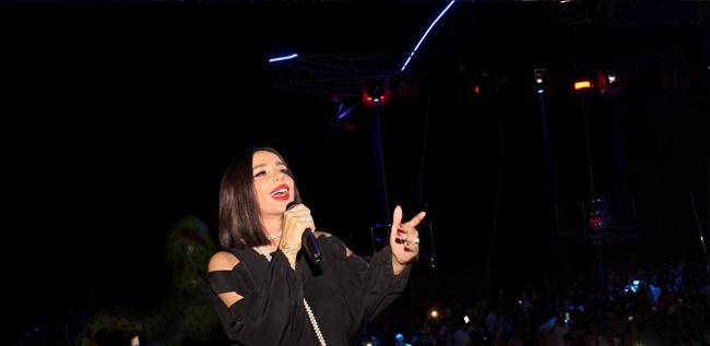 Gülşen Club Catamaran’da Güzelliğiyle Mest Etti