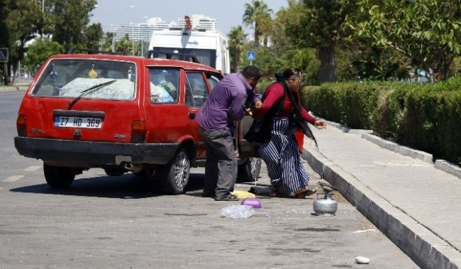 Yol ortasında kadına şiddet