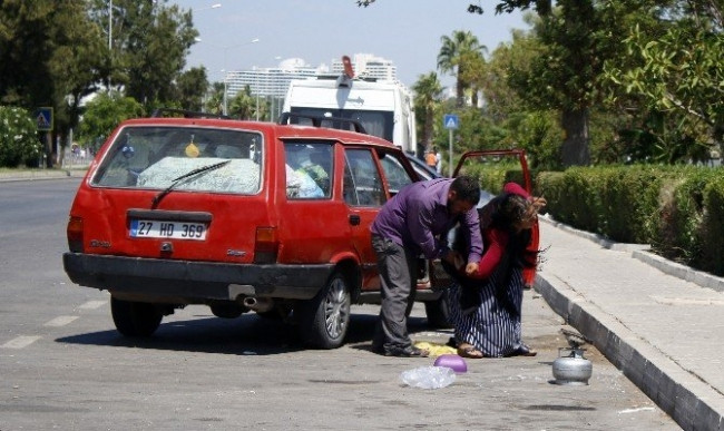 Yol ortasında kadına şiddet