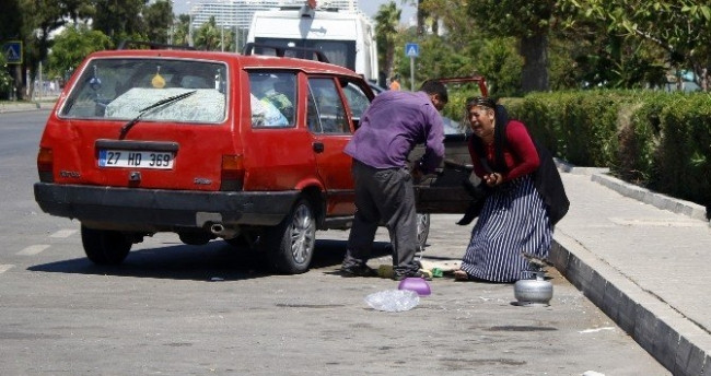 Yol ortasında kadına şiddet