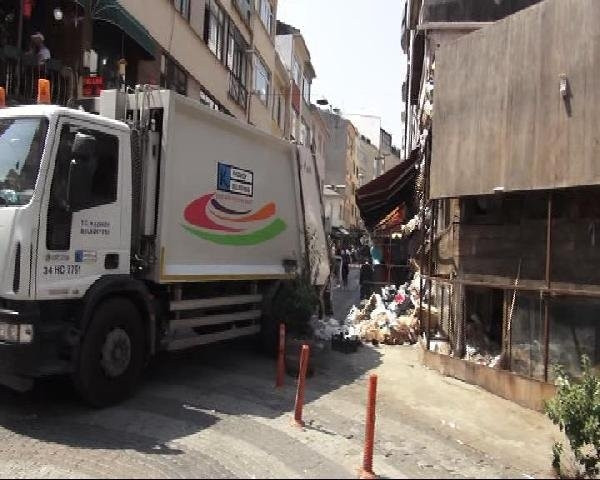 Kadıköy'de bir binadan 10 kamyon çöp çıktı