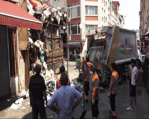 Kadıköy'de bir binadan 10 kamyon çöp çıktı