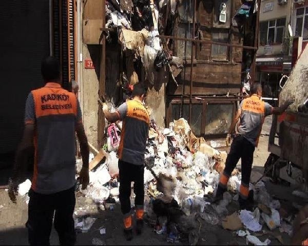 Kadıköy'de bir binadan 10 kamyon çöp çıktı