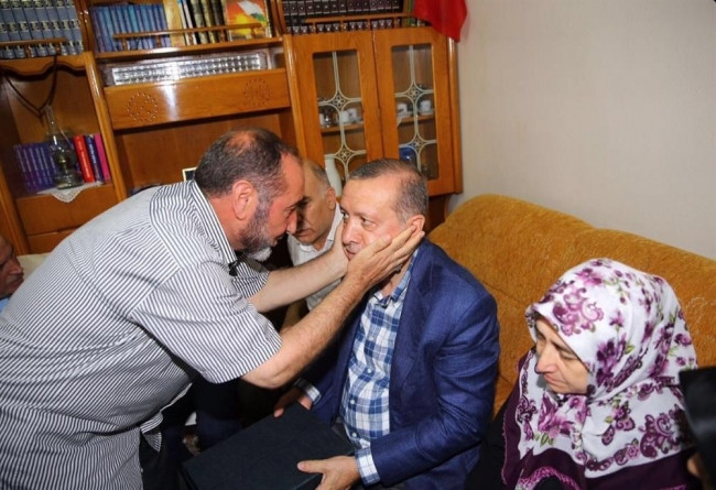 Şehit evinden anlamlı kare