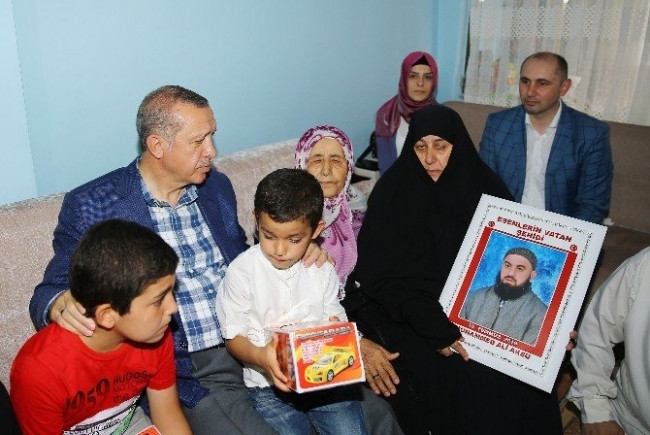 Şehit evinden anlamlı kare