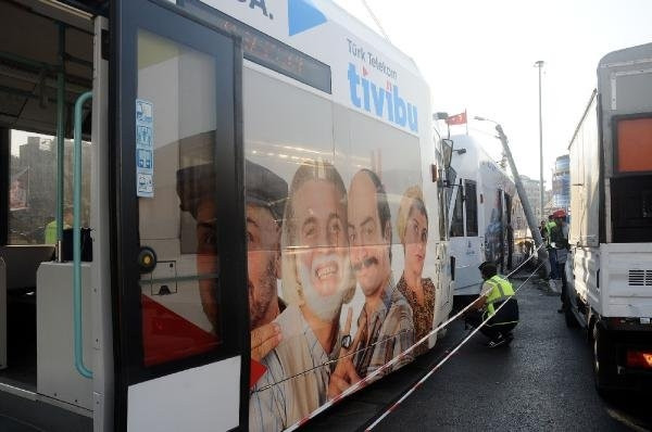 İstanbul'da tramvay raydan çıktı, yaralılar var