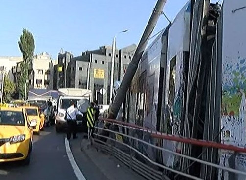 İstanbul'da tramvay raydan çıktı, yaralılar var