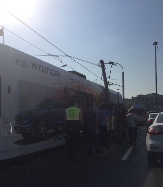 İstanbul'da tramvay raydan çıktı, yaralılar var