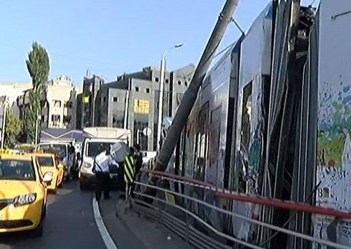 İstanbul'da tramvay raydan çıktı, yaralılar var