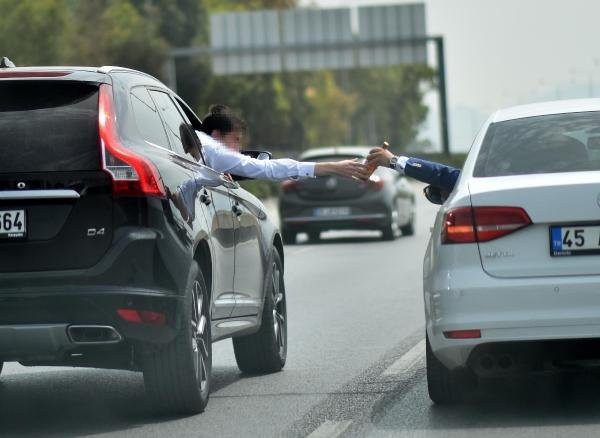 Trafikte 'pes' dedirten alışveriş !