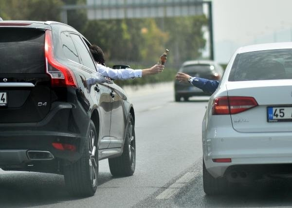 Trafikte 'pes' dedirten alışveriş !