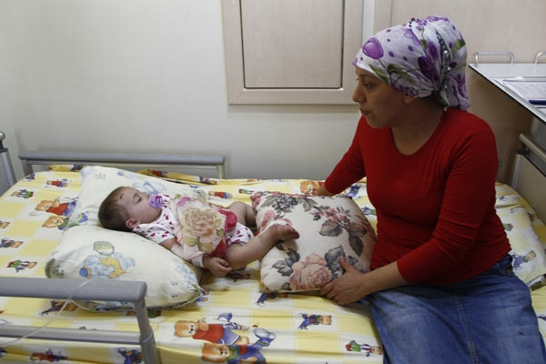 Patlamada ölen annesinin tülbentiyle uyuyor