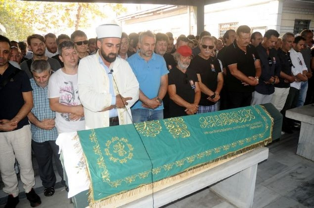 Oyuncu İsrafil Köse'ye gözyaşlarıyla veda