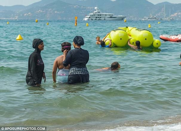 Plajda skandal ! Polis zorla çıkardı...