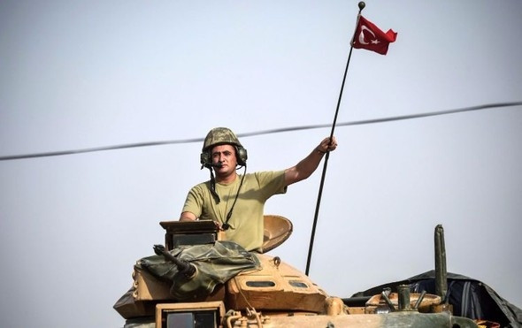 Türk tankları sınırı geçti