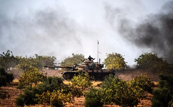 Türk tankları sınırı geçti