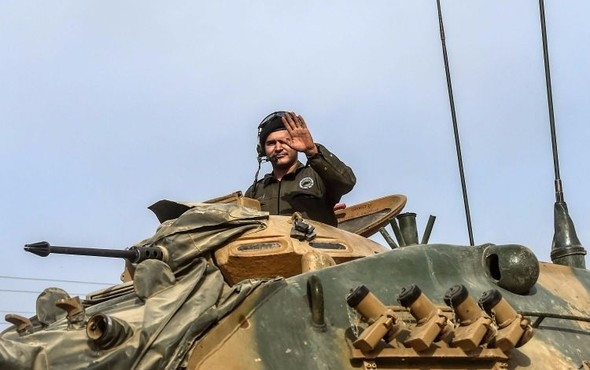 Türk tankları sınırı geçti