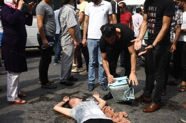 Kız arkadaşının yüzüne şişe fırlatıp 'öl' diye bağırdı
