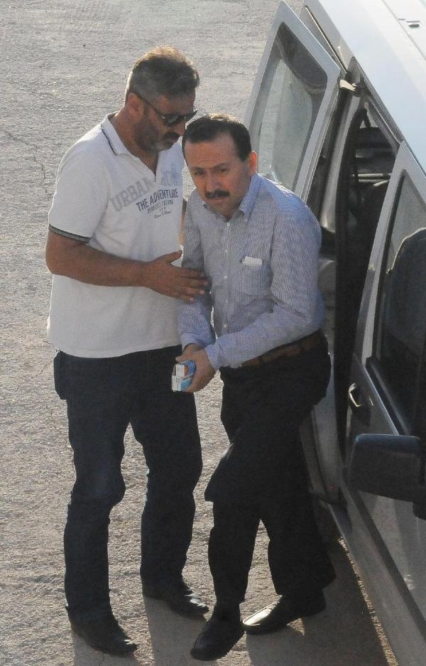 Eski rektör ve 39 akademisyen tutuklandı