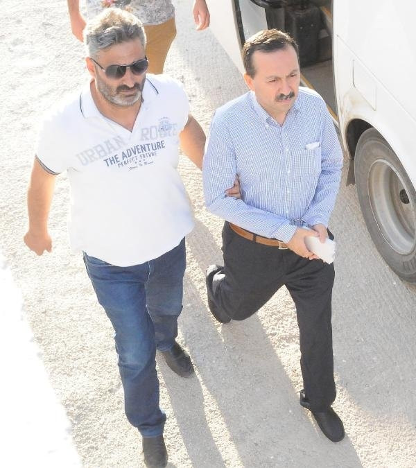 Eski rektör ve 39 akademisyen tutuklandı