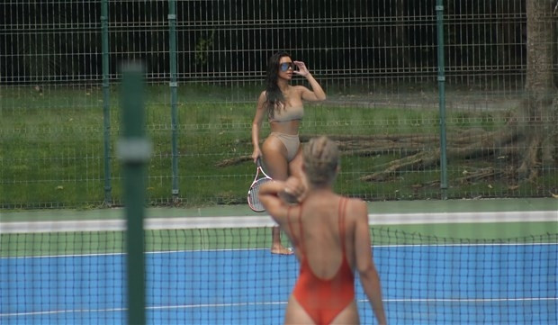 Kim Kardashian cüretkar tatiline devam ediyor