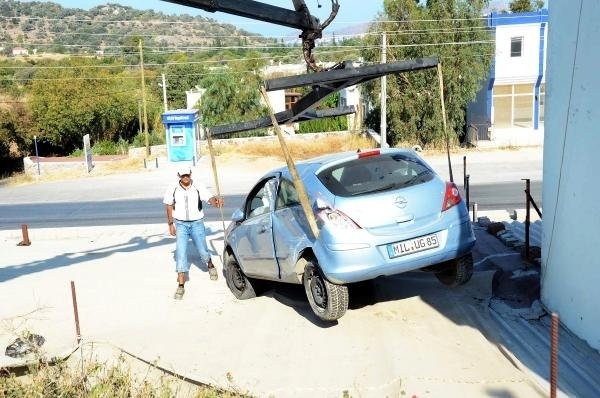 Otomobil işyerinin çatısına uçtu