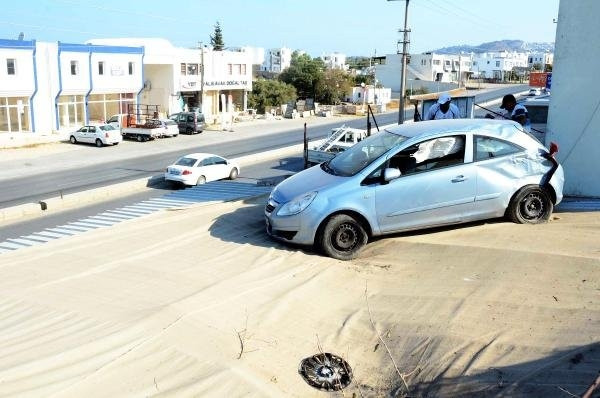 Otomobil işyerinin çatısına uçtu