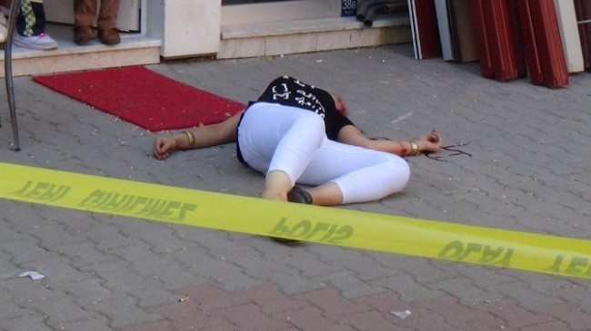 Cezaevinden çıktı, eşini öldürüp intihar etti