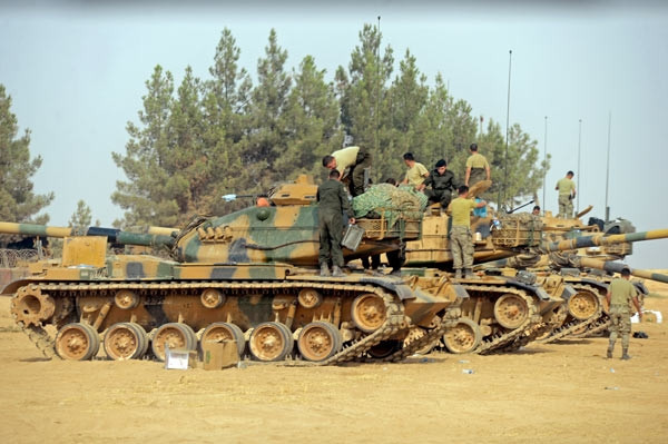 Sınırda tanklar hareketli