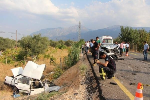 İki otomobil çarpıştı: 1'i bebek 2 ölü