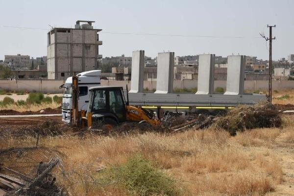 Kobani Sınırında Duvar Çalışması Sürüyor