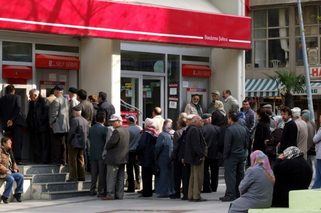 Emekli ve memura maaşlar bayram öncesi ödenecek