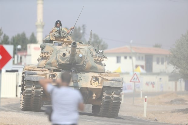 Sınıra tanklar konuşlandırıldı