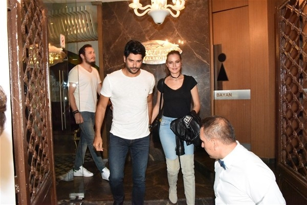 Yaz sıcağında diz üstü çizme