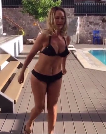 Hülya Avşar'ın bikinili dansı olay oldu