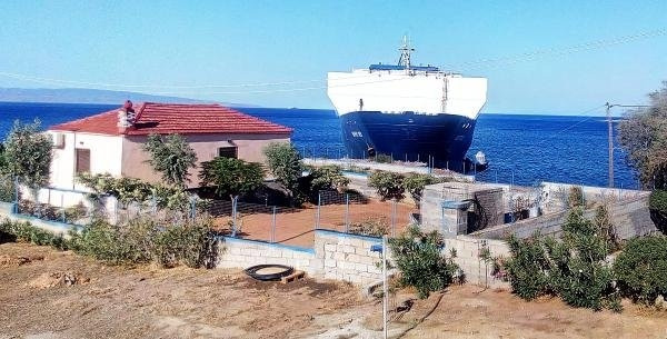 Türk Kargo Gemisi Yunanistan'da Karaya Oturdu